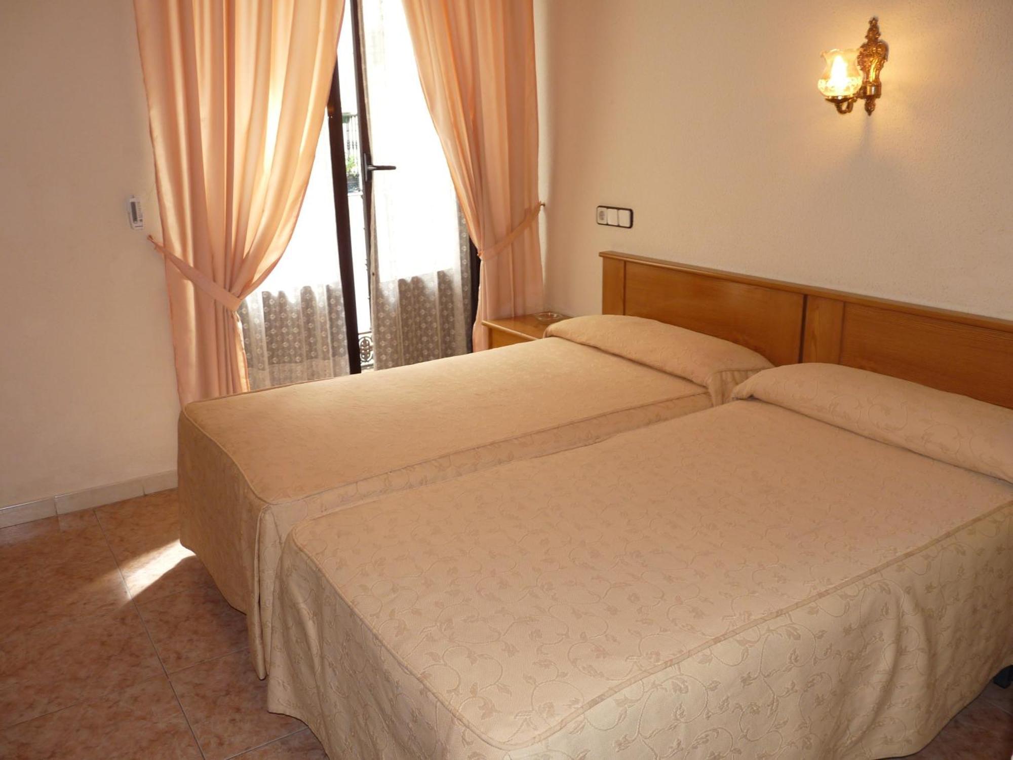 Hostal Fernandez Madrid Buitenkant foto