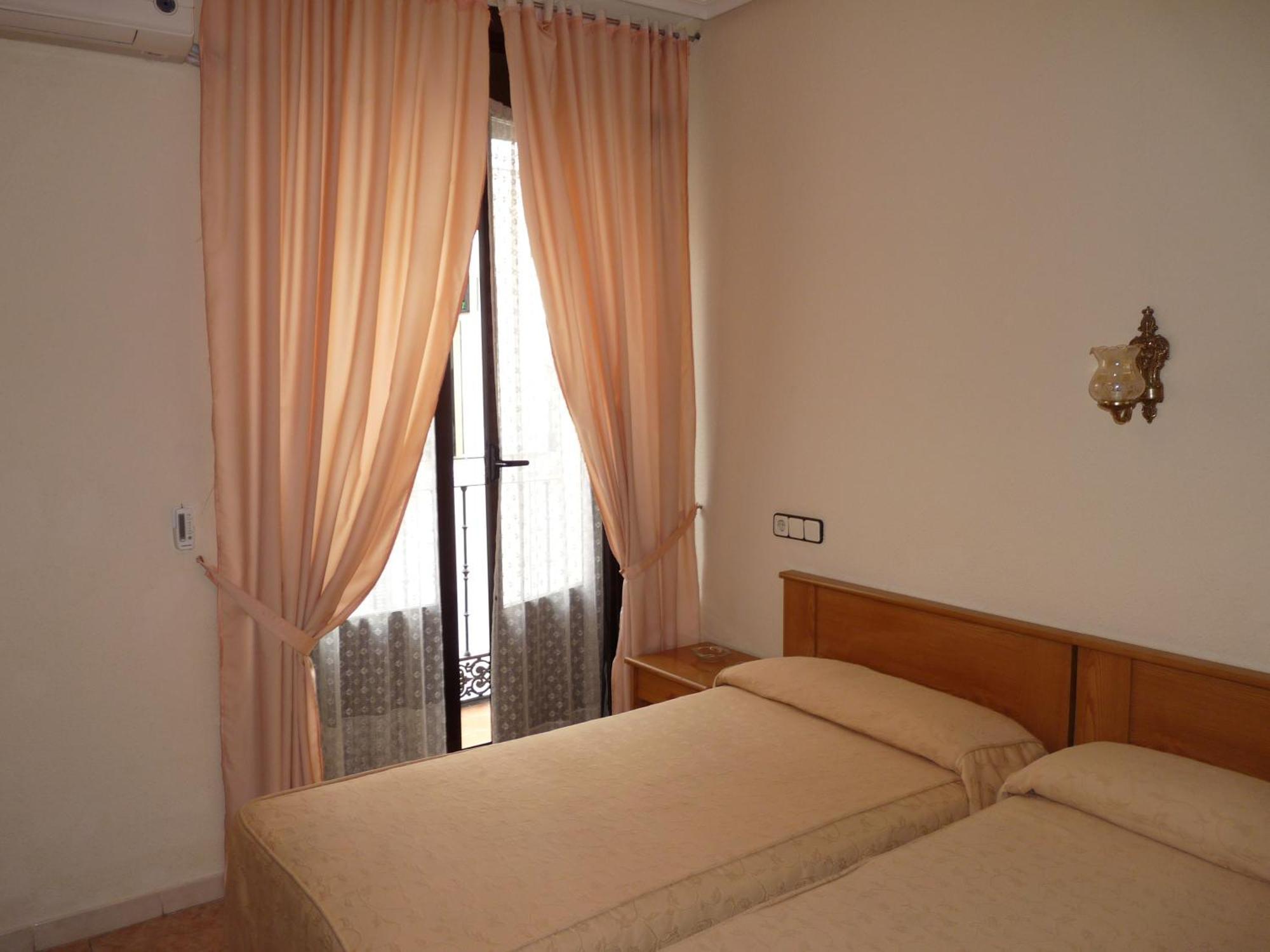 Hostal Fernandez Madrid Buitenkant foto