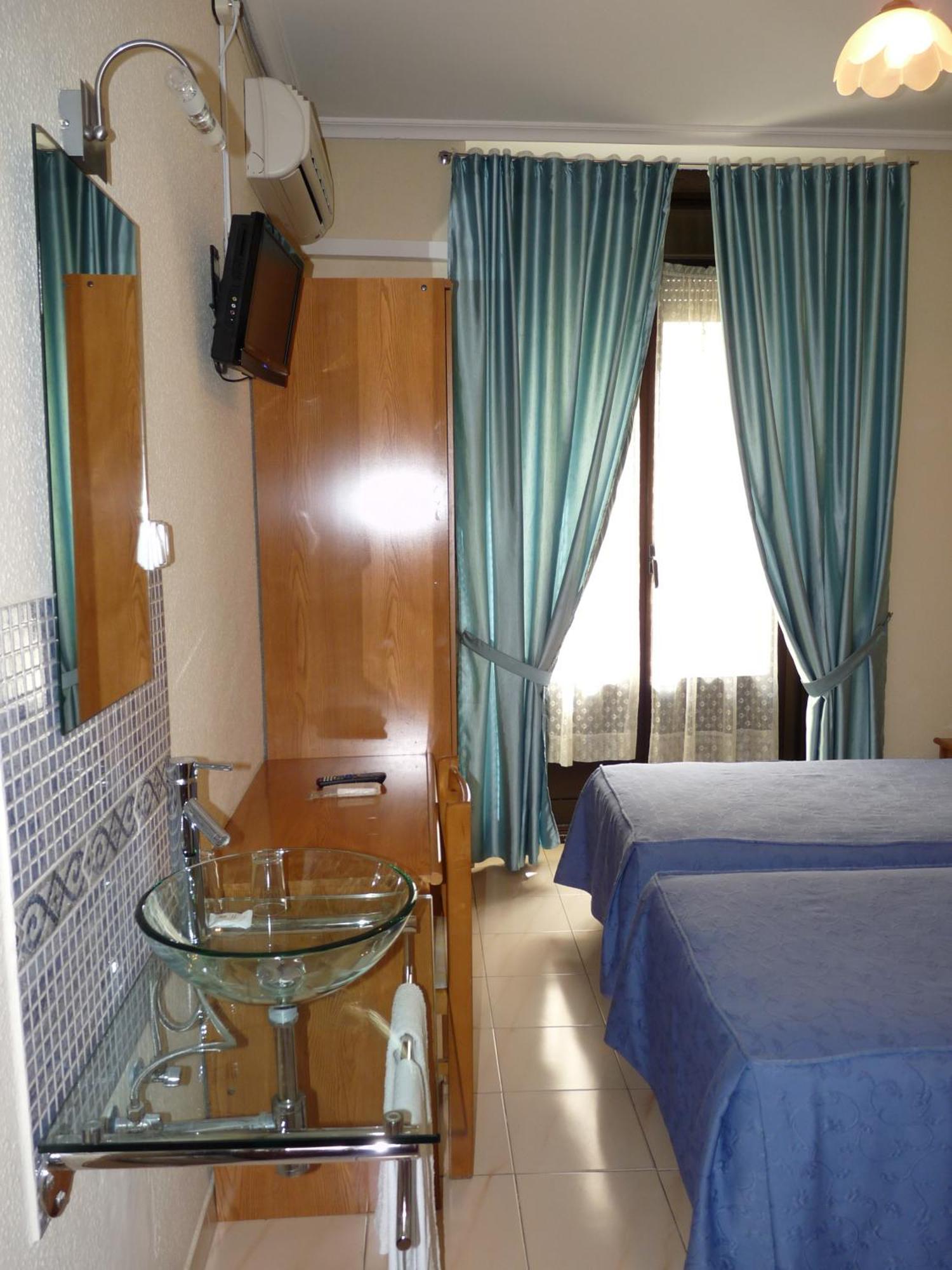 Hostal Fernandez Madrid Buitenkant foto